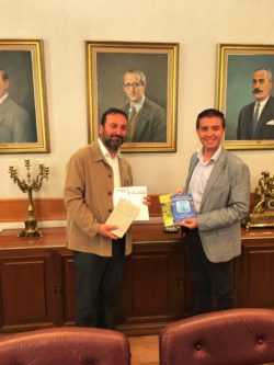 Presidente de la Dipuacion Santiago y Decano entrega de libros