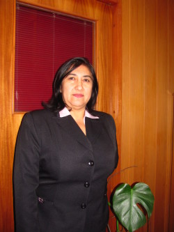 La funcionaria Elizabeth Sáez, secretaria de la Escuela de Graduados de la Facultad de Filosofía y Humanidades, UACh.